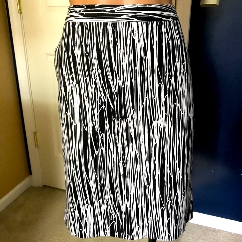 NWOT Worthington Black & White Lined Skirt